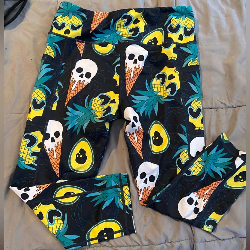 CVG Ice Cream Skulls  MEDIUM CAPRI LEGGINGS / gusset / pockets